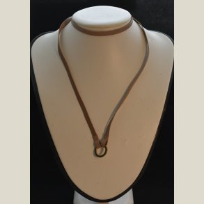 Halsb�nd i beige l�der med guldring til at h�nge? noget i. Brugt men fejlfri.