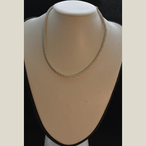 Halsb�nd i hvidt flet med guldl�s, returvare uden fejl