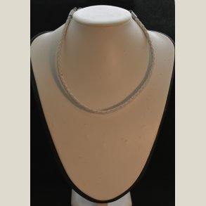 Halsb�nd i hvidt flet med s�lvl�s, returvare uden fejl