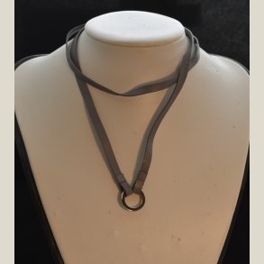 Halsb�nd i gr�t l�der med s�lvring til at h�nge? noget i. Brugt men fejlfri.