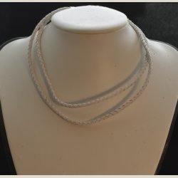 Halsbnd i hvidt flet med guldls, kan vikles en eller to gange om halsen, nyt.