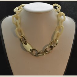 Halskde med hvide ringe og guldringe og ls. Brugt uden fejl.