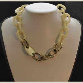 Halsk�de med hvide ringe og guldringe og l�s. Brugt uden fejl.