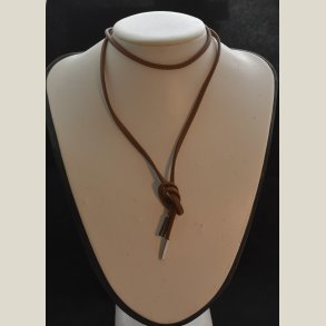 Halsb�nd i brunt der kan bindes p� mange m�der. brugt udeb fejl.