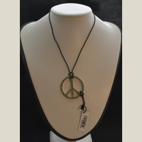 Halssmykke med bindesnor og tegn i lysgr�n og s�lv. Returvare uden skader.