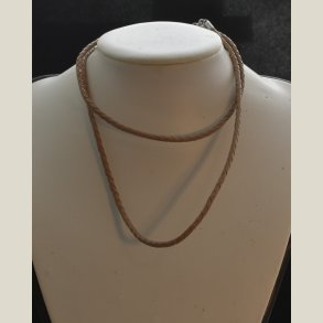 Halsb�nd i m�rk sandfarvet flet med s�lvl�s, kan vikles en eller to gange om halsen, Returvare.