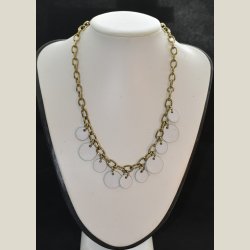 Halskde med guldbelgning og hvide ldercirkler. Let slitage.