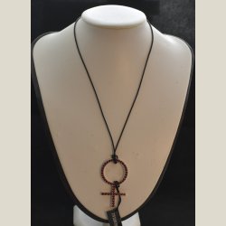 Halssmykke med bindesnor, kvindetegnet i rdt og slv. Fejlfri returvare.