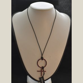 Halssmykke med bindesnor, kvindetegnet i r�dt og s�lv. Fejlfri returvare.