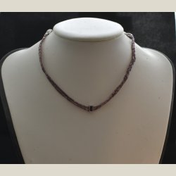 Halskde med lange smalle violette "perler", Brugt.