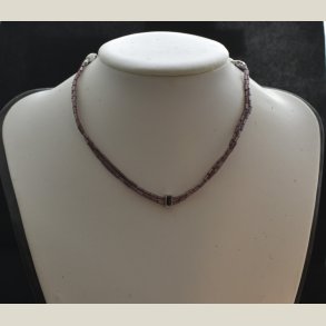 Halsk�de med lange smalle violette 