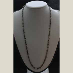 Halsk�de i metalfarve, brugt.