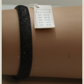 Nyt armbnd med sort glitter og charm. 5 indstillingshuller. Nypris 299kr.