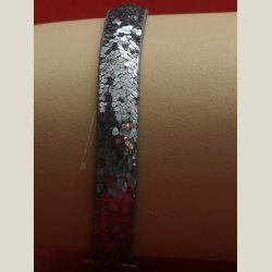 Nyt armbnd med slvglitter i flager og charm. 5 indstillingshuller. Nypris 299kr.