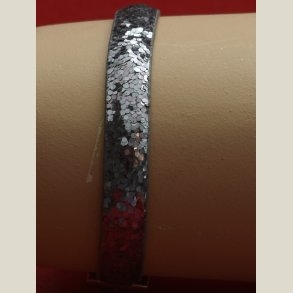 Nyt armbnd med slvglitter i flager og charm. 5 indstillingshuller. Nypris 299kr.