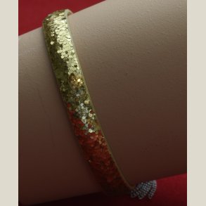 Nyt armbnd med guldglitter i flager og charm. 5 indstillingshuller. Nypris 299kr.
