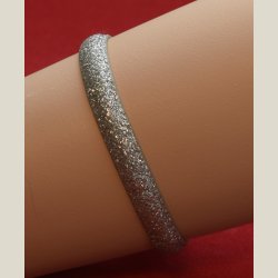 Nyt armbnd med slvglitter og charm. 5 indstillingshuller. Nypris 299kr.