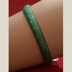 Nyt armbnd med grnt glitter og charm. 5 indstillingshuller. Nypris 299kr.