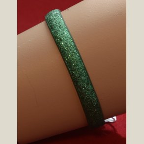 Nyt armbnd med grnt glitter og charm. 5 indstillingshuller. Nypris 299kr.