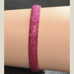 Nyt armbnd med pink glitter og charm. 5 indstillingshuller. Nypris 299kr.