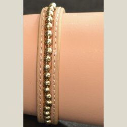 Lderarmbnd med guldperler og D/K charm. Returvare med brugsspor.