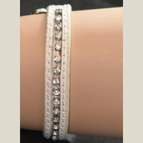 Hvidt lderarmbnd med klare sten og D/K charm. Nyt. Nypris 379kr