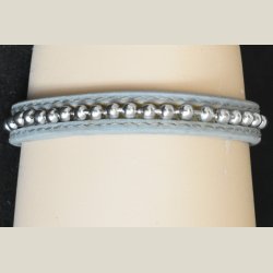 grt lderarmbnd med slvperler og D/K charm. Returvare uden synlige fejl.