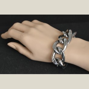 S�lvarmb�nd med sort l�dersp�nde, nyt. Nypris er 599kr.