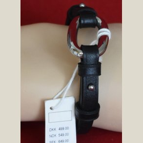 Armbnd i sort lder med slvring og Dyrberg/Kern charm, nyt. Nypris 499kr. 