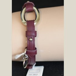 Armbnd i brunt lder med guldring og Dyrberg/Kern charm, nyt. Nypris 549kr. 