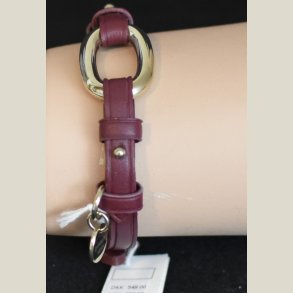 Armbnd i brunt lder med guldring og Dyrberg/Kern charm, nyt. Nypris 549kr. 