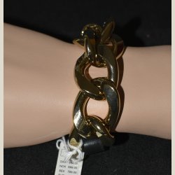 Guldarmbnd med sort lderspnde, nyt. Nypris er 649kr.