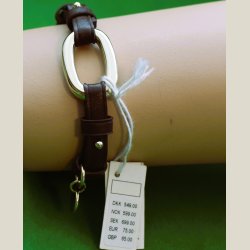 Armbnd i vinrd lder med guldring og Dyrberg/Kern charm, nyt. Nypris 549kr. 