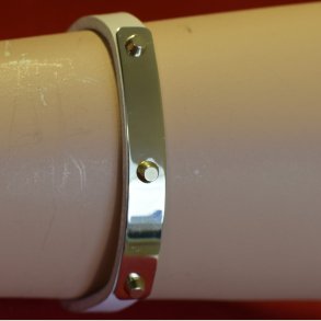 Hvidt lderarmbnd med guldlamel p, nyt, nypris 549kr.