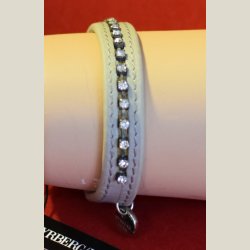Grt lderarmbnd med klare sten og D/K charm. Nyt. Nypris 379kr