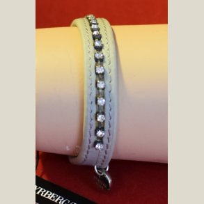 Grt lderarmbnd med klare sten og D/K charm. Nyt. Nypris 379kr