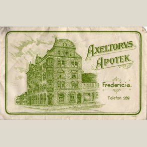 Receptkuvert fra Axeltorvs apotek Fredericia. Gammel med 3-cifret tlf.-nr. Beskadiget bagside.