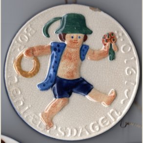 Brnehjlpsdagen 1910 fra Aluminia. med skr. 9cm. i diameter.