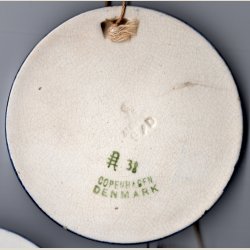 Brnehjlpsdagen 1910 fra Aluminia. med skr. 9cm. i diameter.