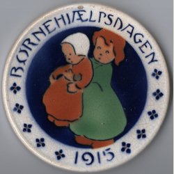 Brnehjlpsdagen 1915. Alumenia. 9cm. i diameter. Afskalning verst.