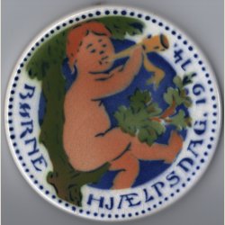Brnehjlpsdagen 1914. Alumenia. 9cm. i diameter. Ophng beskadiget og repareret.