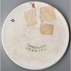 Brnehjlpsdagen 1915. Alumenia. 9cm. i diameter. Afskalning verst.