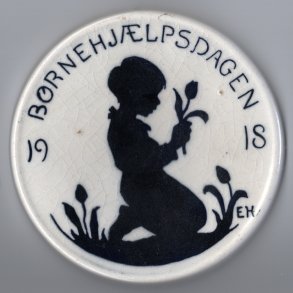 Brnehjlpsdagen 1918. Alumenia. 9cm. i diameter. Krakeleret.