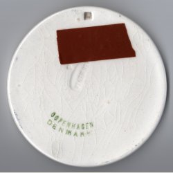 Brnehjlpsdagen 1918. Alumenia. 9cm. i diameter. Krakeleret.