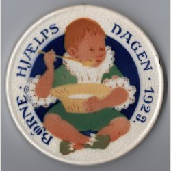 Brnehjlpsdagen 1923. Alumenia. 9cm. i diameter. Krakeleret.