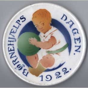 Brnehjlpsdagen 1922. Alumenia. 9cm. i diameter. Slidt i randen.