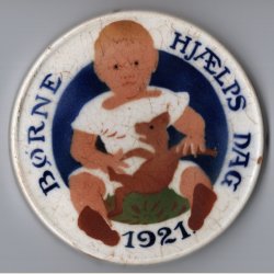Brnehjlpsdagen 1921. Alumenia. 9cm. i diameter. Slidt og krakeleret.