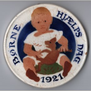 Brnehjlpsdagen 1921. Alumenia. 9cm. i diameter. Slidt og krakeleret.