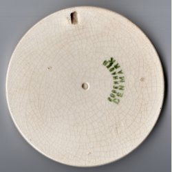 Brnehjlpsdagen 1923. Alumenia. 9cm. i diameter. Krakeleret.