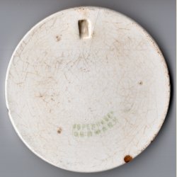 Brnehjlpsdagen 1921. Alumenia. 9cm. i diameter. Slidt og krakeleret.